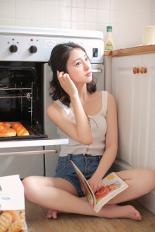 三个黑人一个接一个上